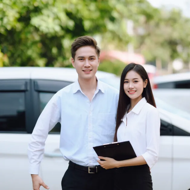 เจ้าของรถยิ้มขณะใช้แอปเคลมประกัน แสดงถึงความง่ายในการใช้บริการออนไลน์